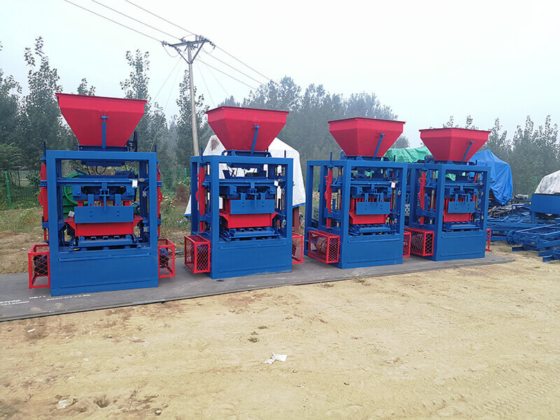 QT4-24-semi-automatic-vibrating-cement-concrete-block-moulding-machine-price-4.jpg