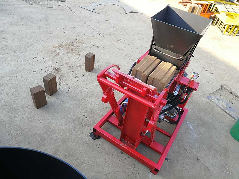 qt2-25-diesel-power-hydraulic-hydraform-interlocking-blocks-making-machine-for-sale (1).jpg